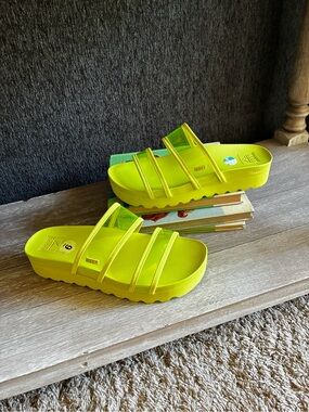 Reef  Vista Hi Energy Platform Sandals In Transparent Yellow